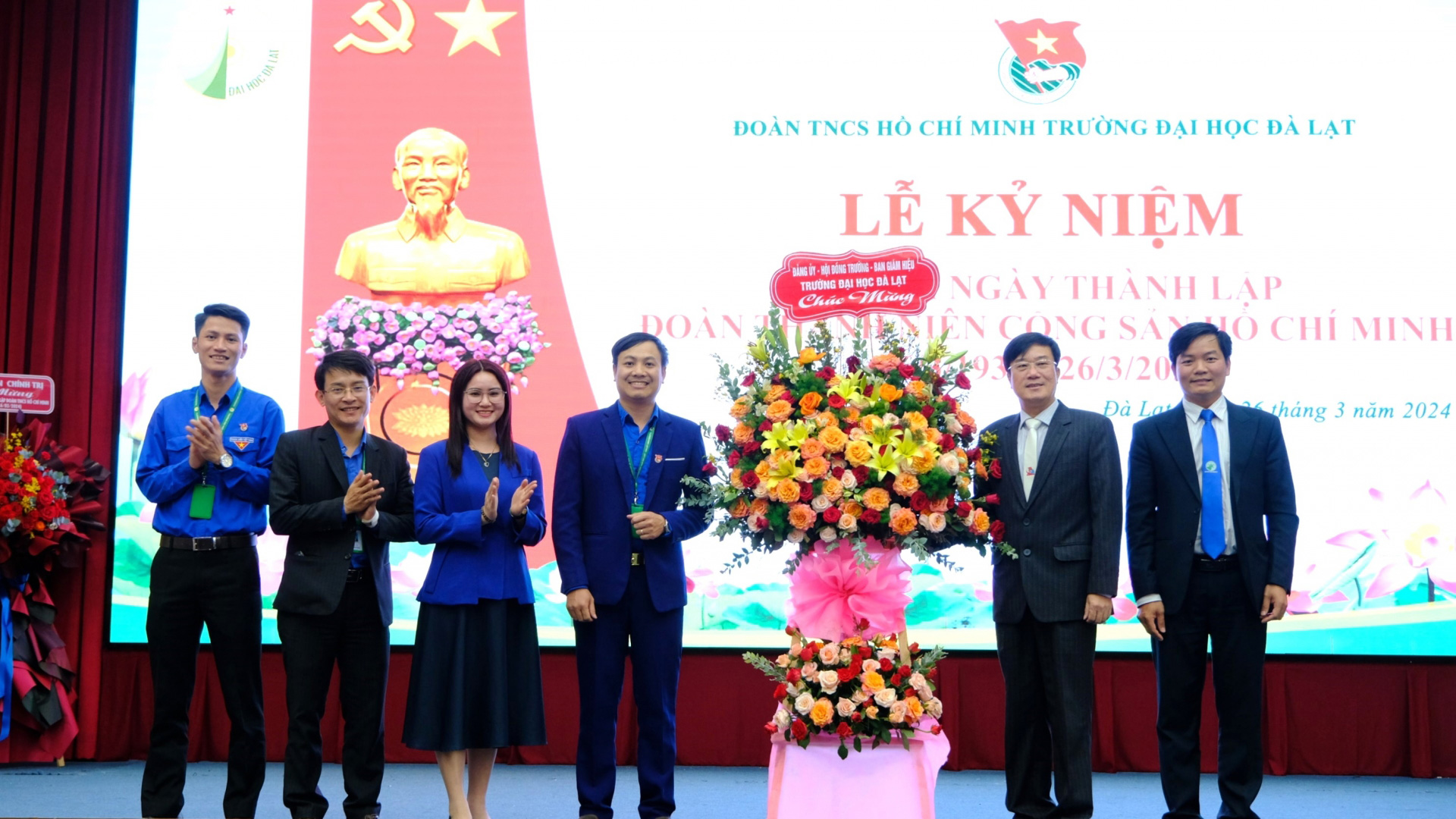 Đảng ủy, Ban Giám hiệu Trường Đại học Đà Lạt tặng hoa chúc mừng Đoàn Thanh niên nhân kỷ niệm 93 năm Ngày thành lập Đoàn TNCS Hồ Chí Minh