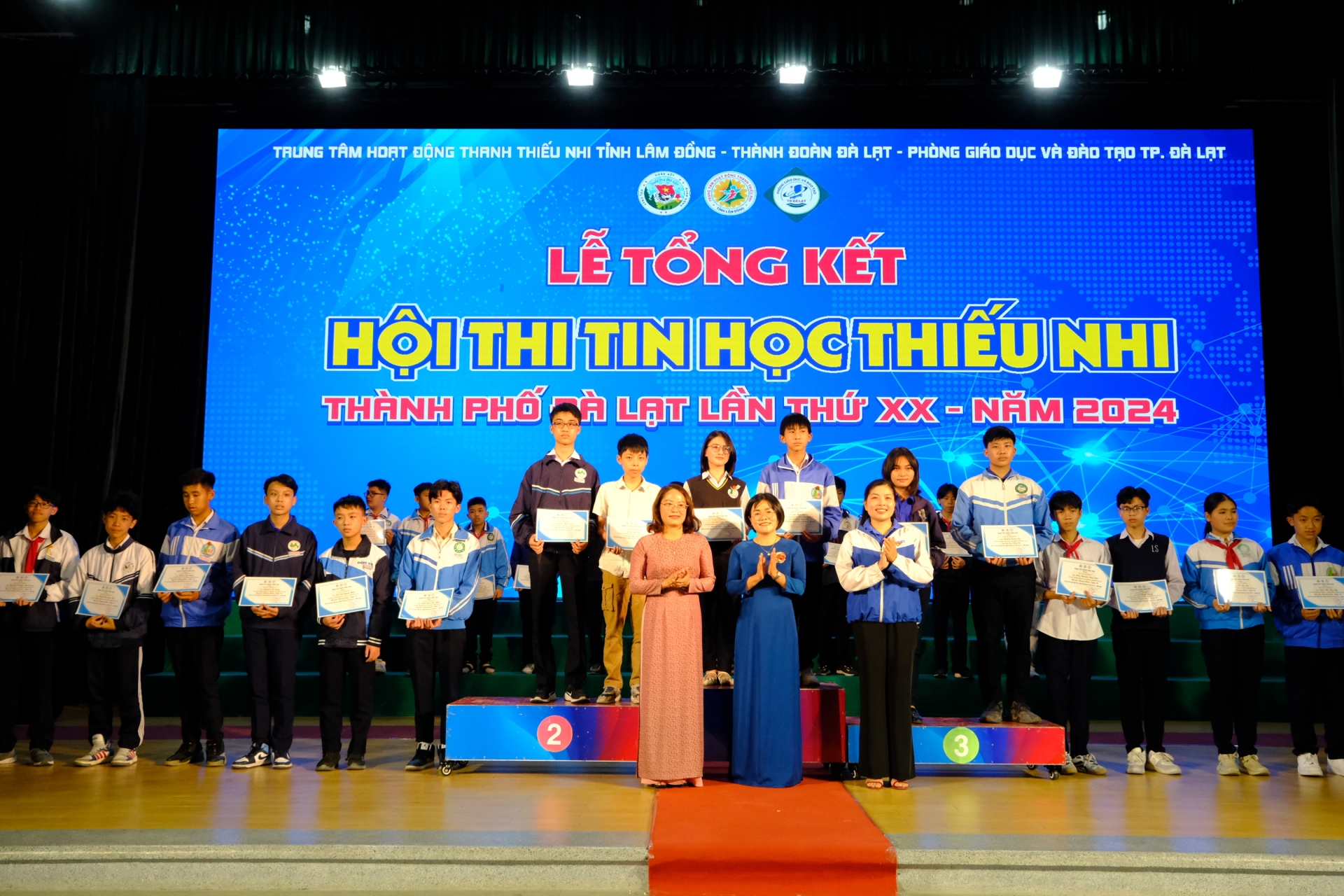 Ban tổ chức trao giải cho các thí sinh Bảng B2 (lớp 8,9)