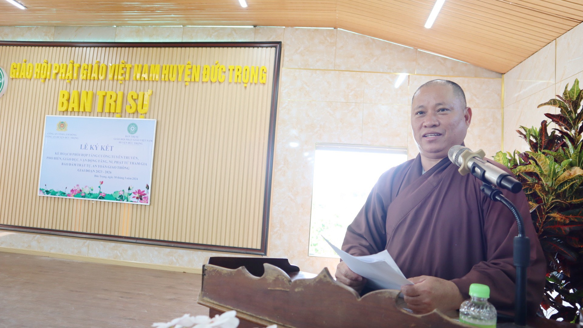 Thượng tọa Thích Nguyên Tâm - Trưởng Ban TTrị sự Giáo hội Phật giáo Việt Nam huyện Đức Trọng, phát biểu