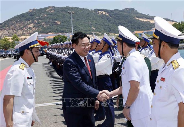 Chủ tịch Quốc hội Vương Đình Huệ thăm Lữ đoàn Tàu ngầm 189 (Quân chủng Hải quân) - Ảnh: TTXVN
