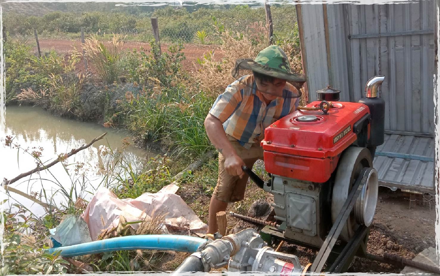 Người dân xã Đồng Nai Thượng (huyện Cát Tiên) tranh thủ bơm nước chống hạn cho cây trồng