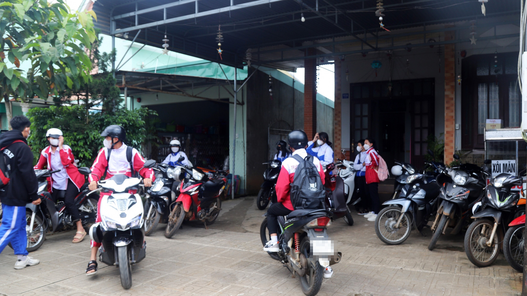 Nhiều điểm giữ xe tự phát trước cổng Trường THPT Nguyễn Du là nơi để các em học sinh điều khiển xe máy có dung tích xi lanh trên 50 cm3 gửi xe