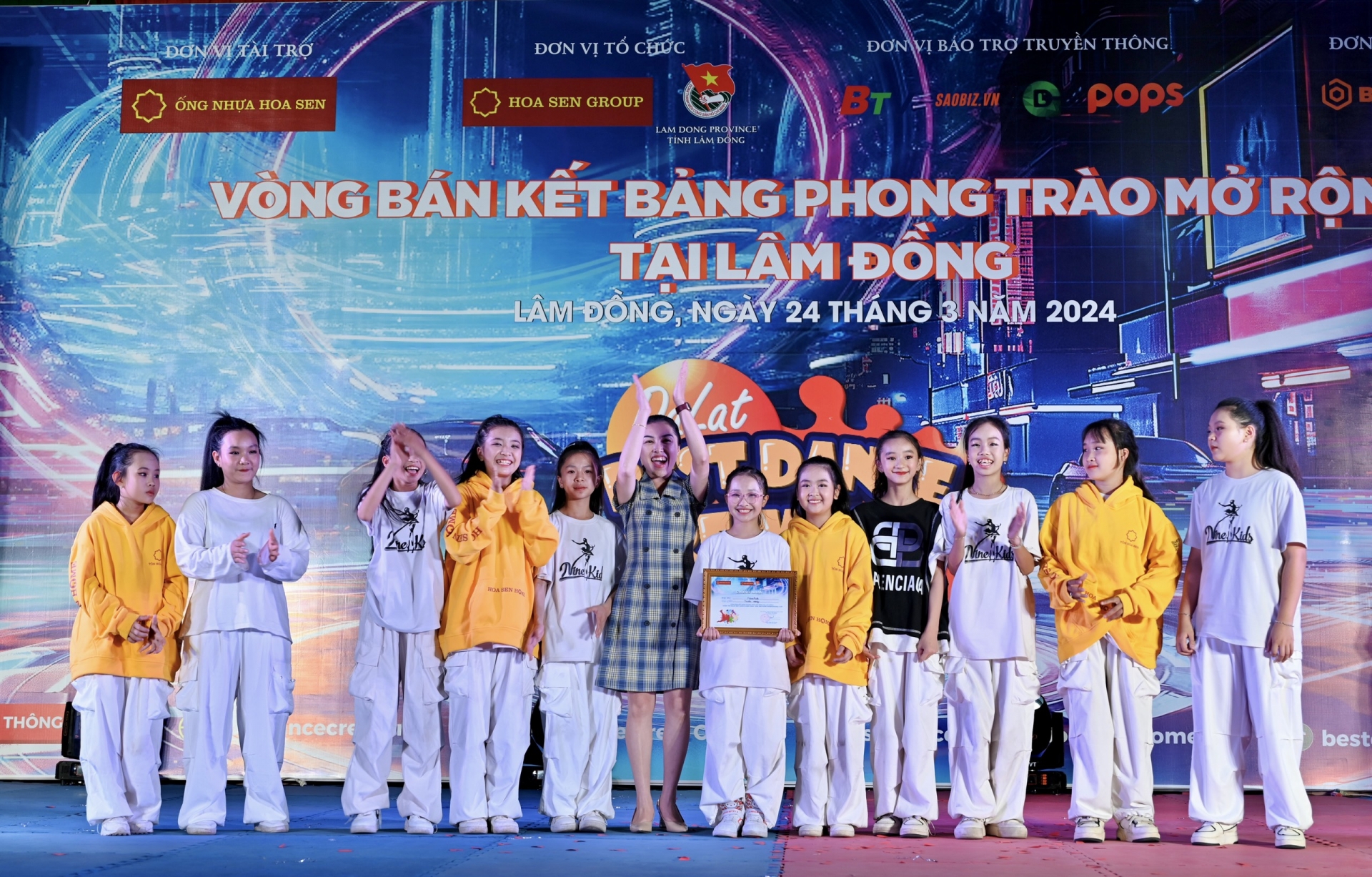  Ban tổ chức trao giải Triển vọng cho nhóm NINEKIDS đến từ huyện Đơn Dương