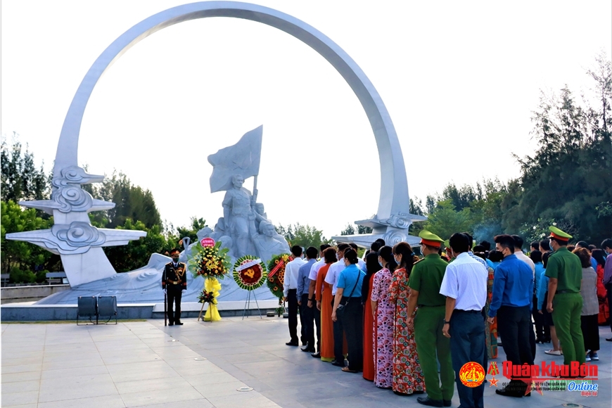 Các đại biểu dâng hương, dâng hoa, tri ân trước tượng đài các chiến sĩ Gạc Ma
