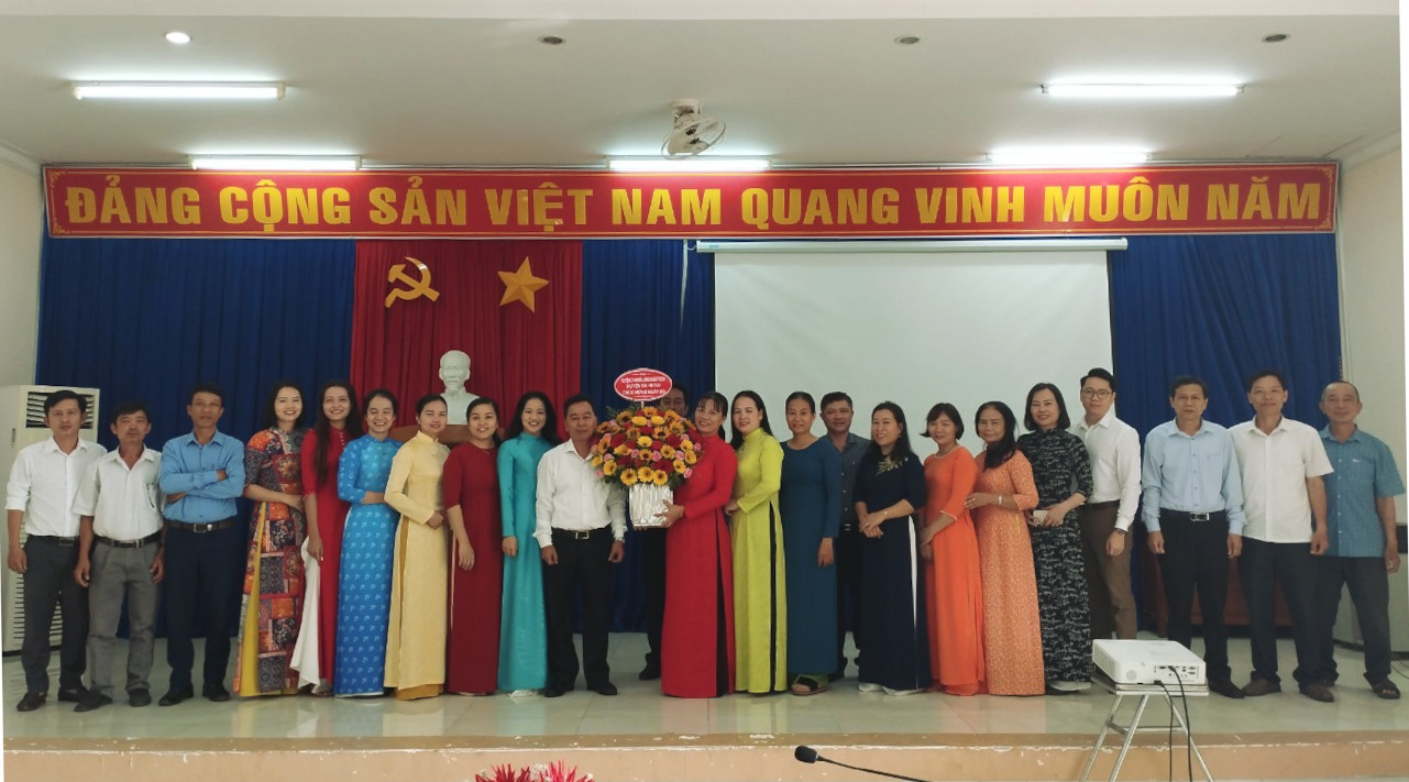 Lãnh đạo Huyện ủy, HĐND, UBND, Ủy ban MTTQ Việt Nam huyện; các đoàn thể chính trị - xã hội chúc mừng Ngày Quốc tế Phụ nữ