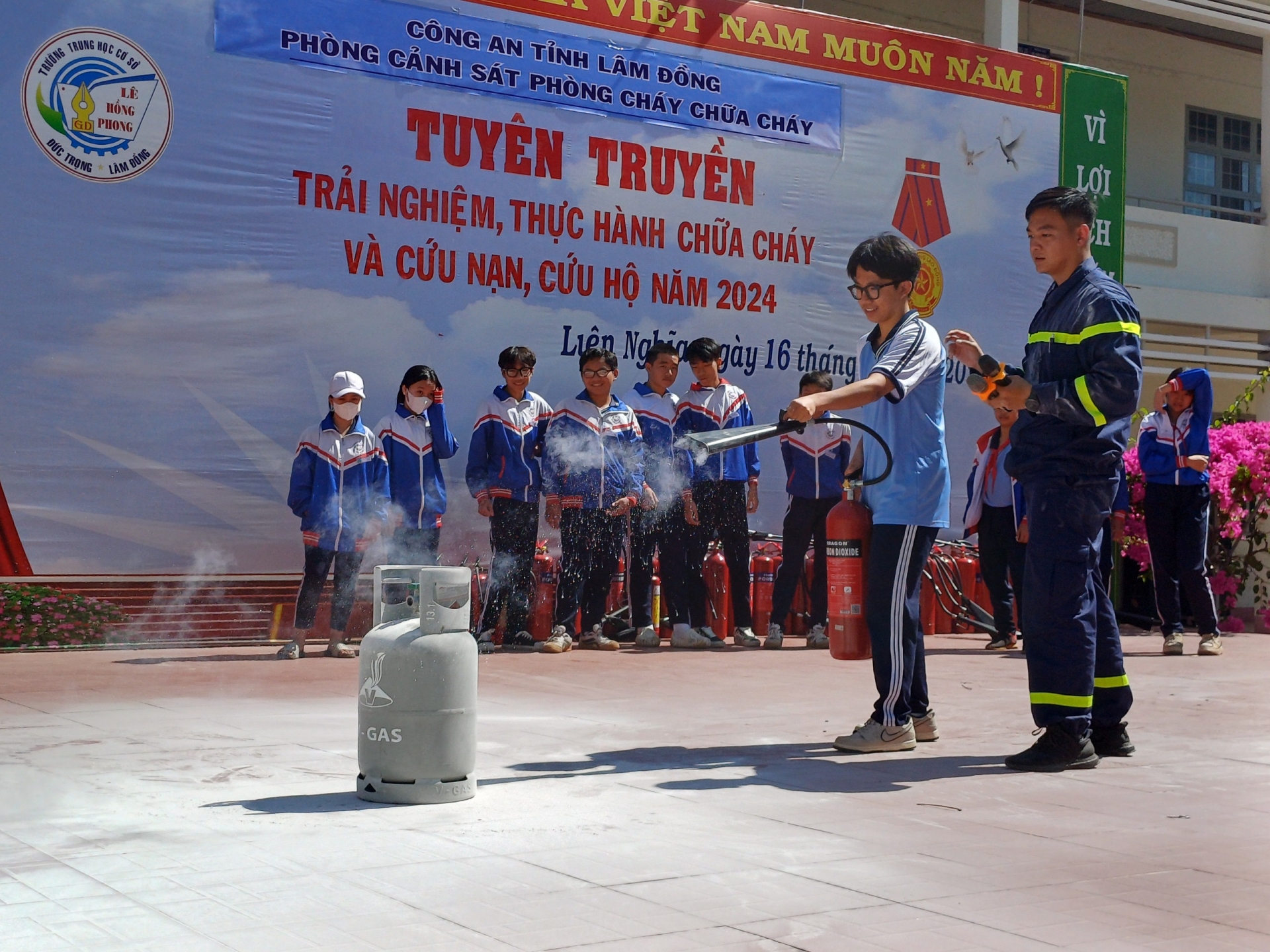 Tuyên truyền, trải nghiệm, thực hành chữa cháy và cứu nạn, cứu hộ