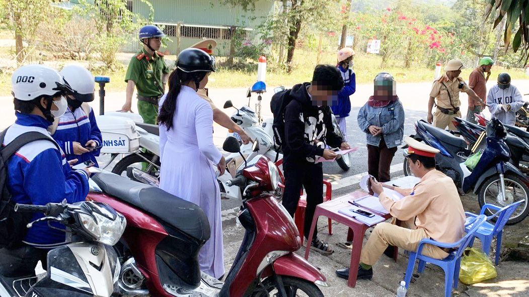 Công an huyện Đạ Huoai xử lý vi phạm đối với học sinh điều khiển xe máy vi phạm an toàn giao thông