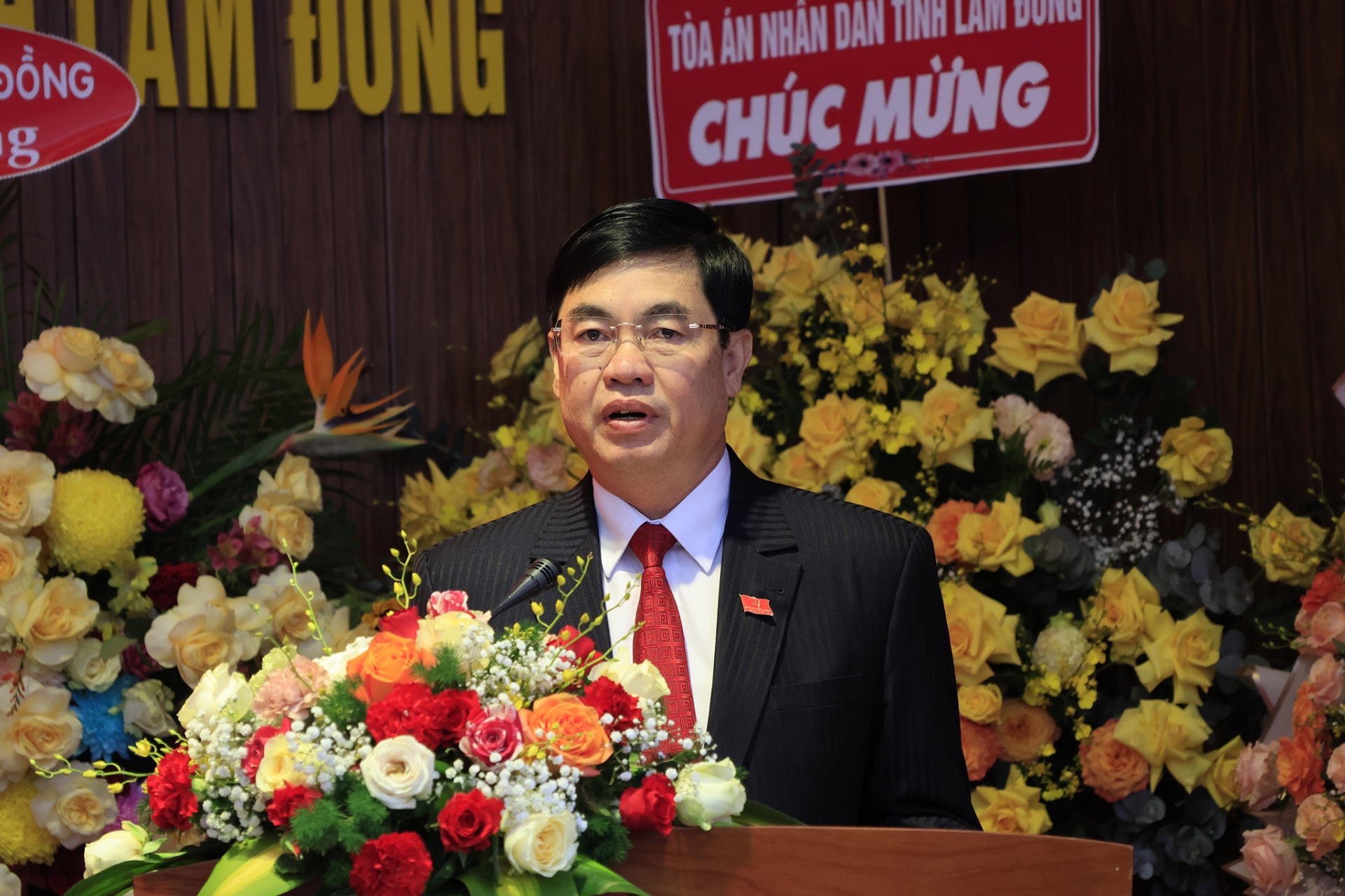 Đồng chí Trần Đình Văn - Phó Bí thư Thường trực Tỉnh ủy phát biểu chỉ đạo và chức mừng tại buổi lễ