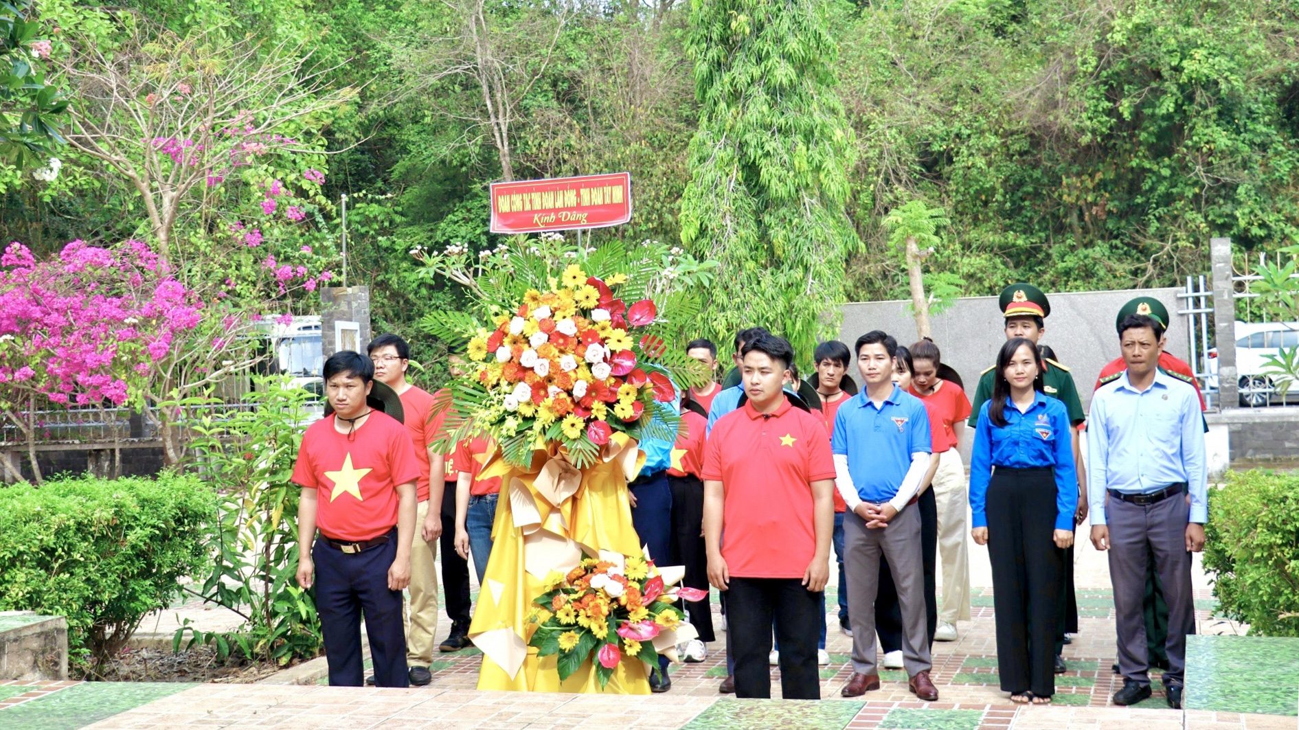Đoàn công tác dâng hoa tại Khu kỷ niệm Căn cứ Trung ương Đoàn Thanh niên Nhân dân Cách mạng Hồ Chí Minh