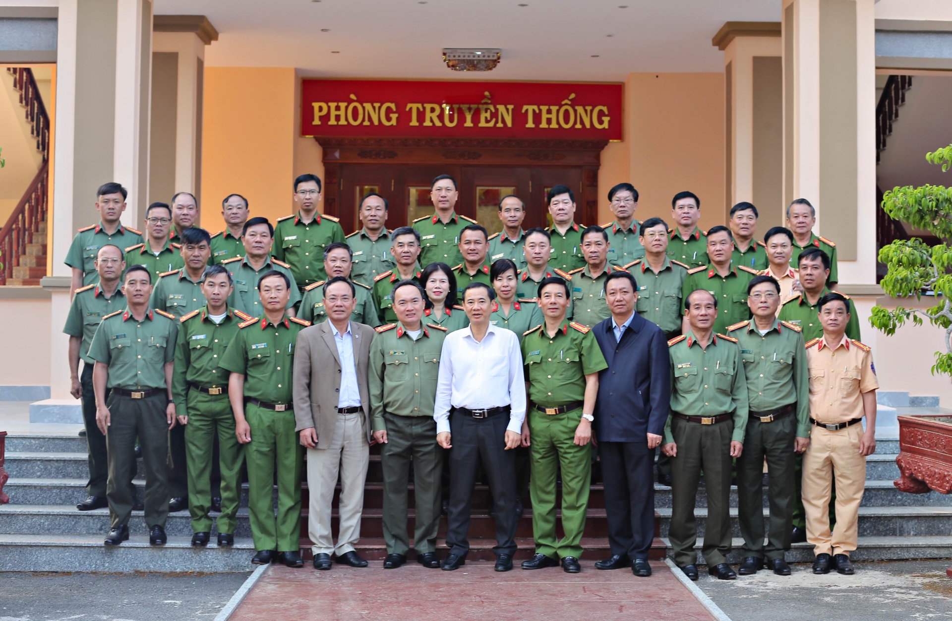 Đồng chí Nguyễn Thái Học, Quyền Bí thư Tỉnh uỷ Lâm Đồng chụp hình lưu niệm với lãnh đạo, cán bộ Công an tỉnh Lâm Đồng