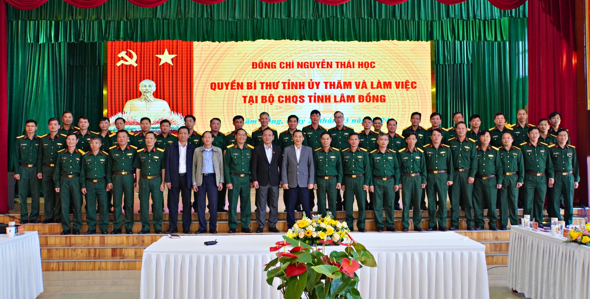Đồng chí Nguyễn Thái Học - Quyền Bí thư Tỉnh uỷ Lâm Đồng chụp hình lưu niệm với Bộ CHQS tỉnh