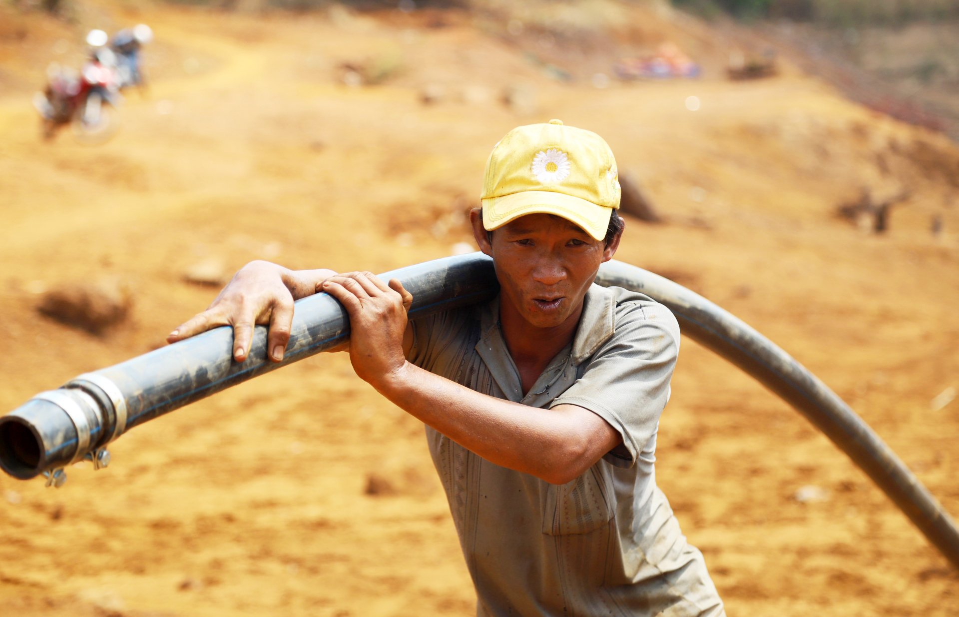Người dân xã Lộc Bảo (huyện Bảo Lâm) đang căng mình tìm mọi giải pháp chống hạn cho cây trồng