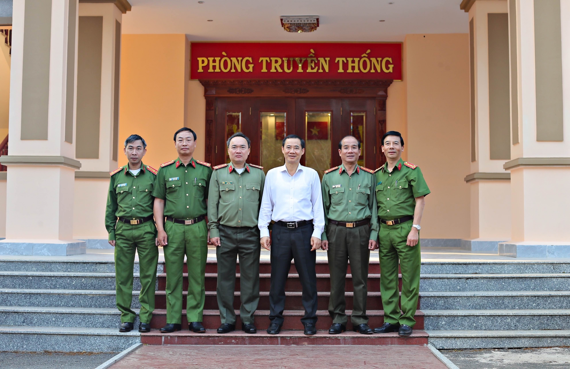 Đồng chí Quyền Bí thư Tỉnh uỷ chụp hình lưu niệm với lãnh đạo Công an tỉnh Lâm Đồng