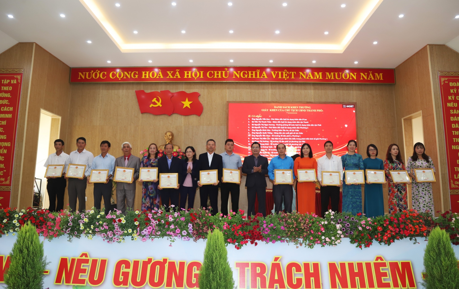 Trao khen thưởng của Chủ tịch UBND TP Bảo Lộc cho các tập thể, cá nhân