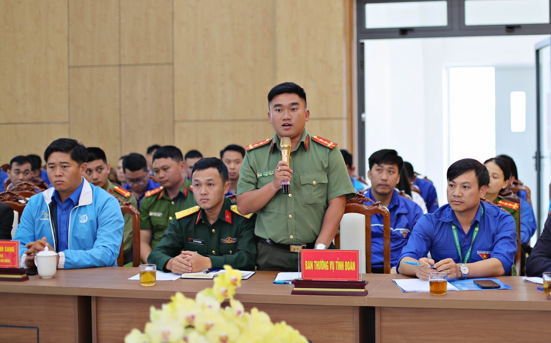 Anh Lê Ngô Hồng Vũ - Trưởng Ban Thanh niên Công an tỉnh  thông tin về những điểm mới trong công tác Đoàn của lực lượng vũ trang