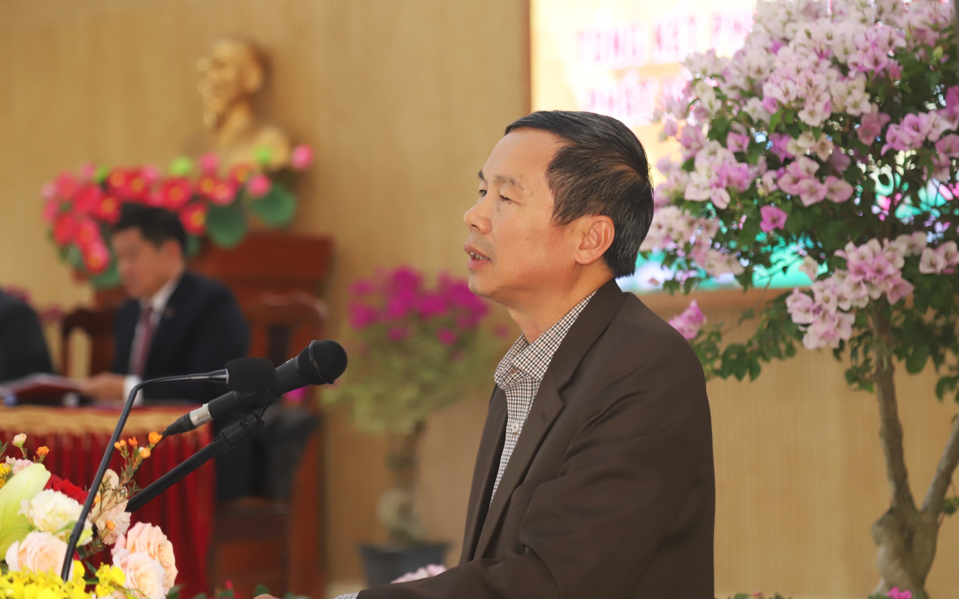 Đồng chí Đàm Minh Tuấn - Phó Giám đốc Sở Nội vụ, Phó ban Thường trực Ban Thi đua khen thưởng tỉnh Lâm Đồng phát biểu tại hội nghị