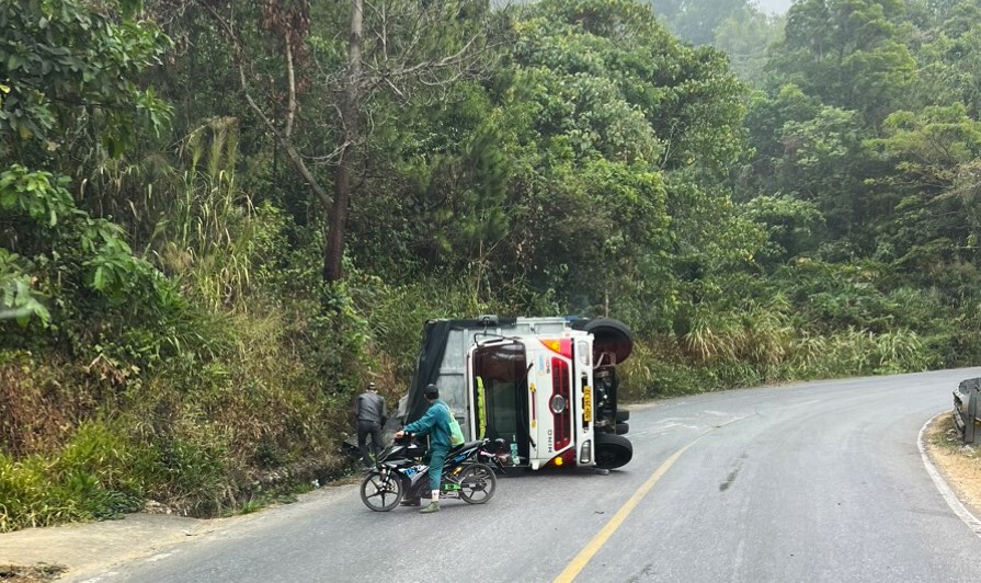 Chiếc xe tải bị lật nằm chắn ngang một chiều lưu thông theo hướng từ Đà Lạt về TP Hồ Chí Minh trên đèo Bảo Lộc