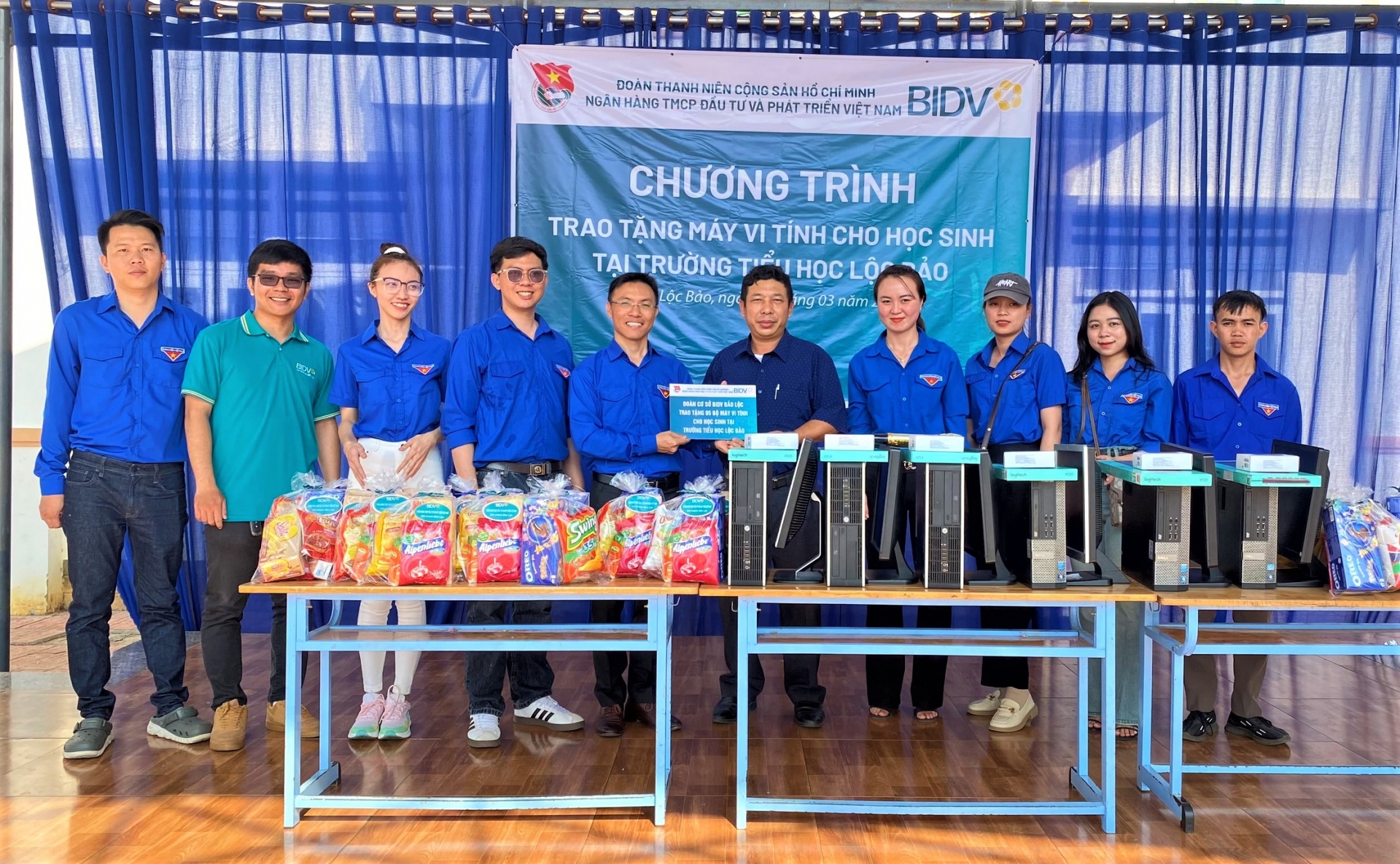 Trao tặng 10 bộ máy vi tính cho học sinh vùng xa 2 huyện Bảo Lâm và Di Linh