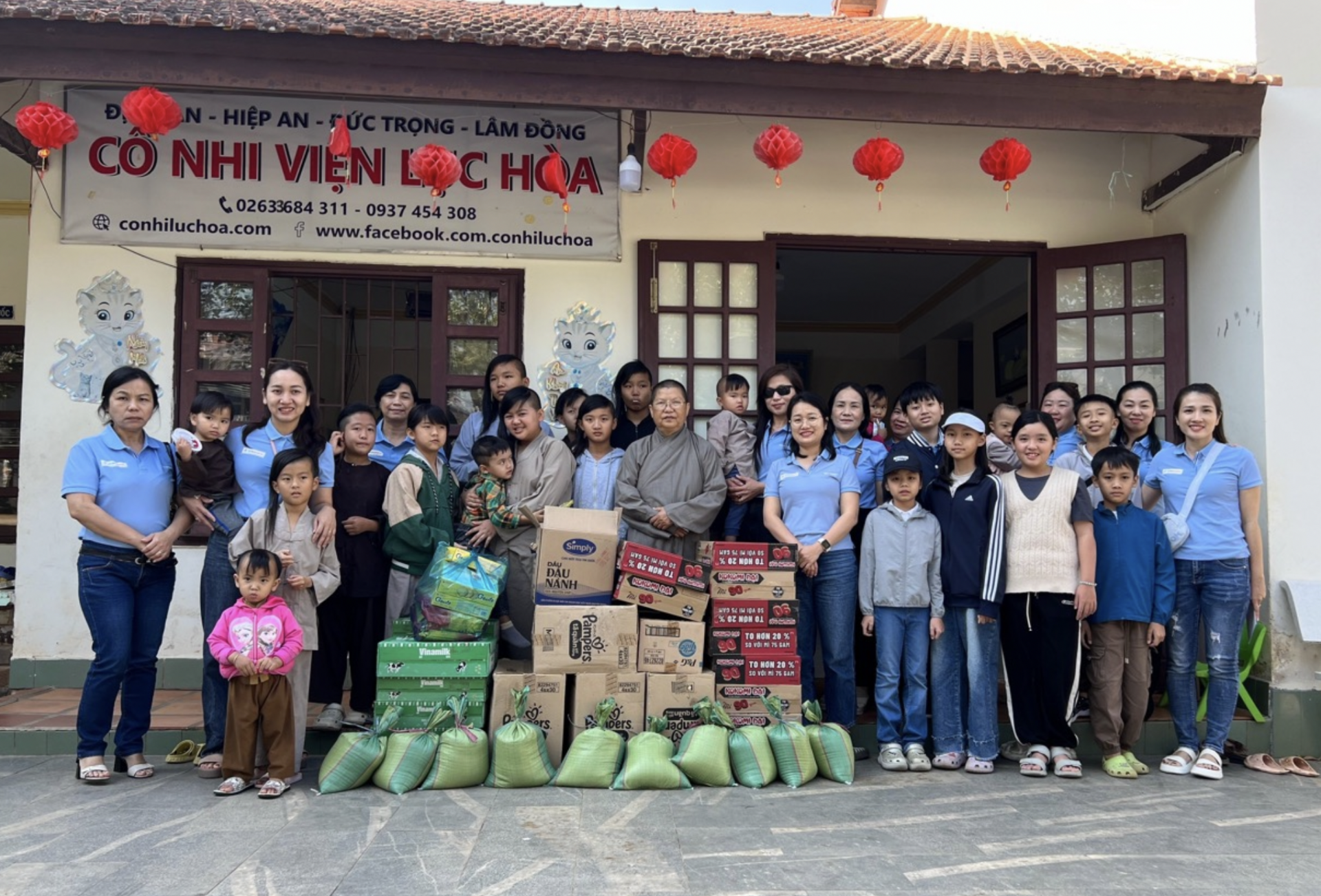 Tập thể Nữ công Công ty Thủy điện Đại Ninh đến thăm Cô nhi viện Lục Hòa
