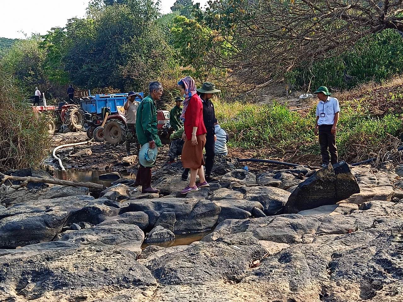Người dân xã Tam Bố, huyện Di Linh đang thiếu nước tưới cho cà phê nghiêm trọng khi nguồn nước suối nắng hạn kéo dài đã cạn kiệt