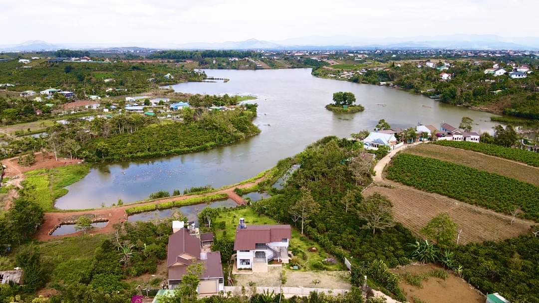 Hồ Nam Phương (TP Bảo Lộc) đang có nguồn nước dồi dào để cấp nước, nhưng trái lại hàng trăm hộ dân tại TP Bảo Lộc đang thiếu nước sinh hoạt