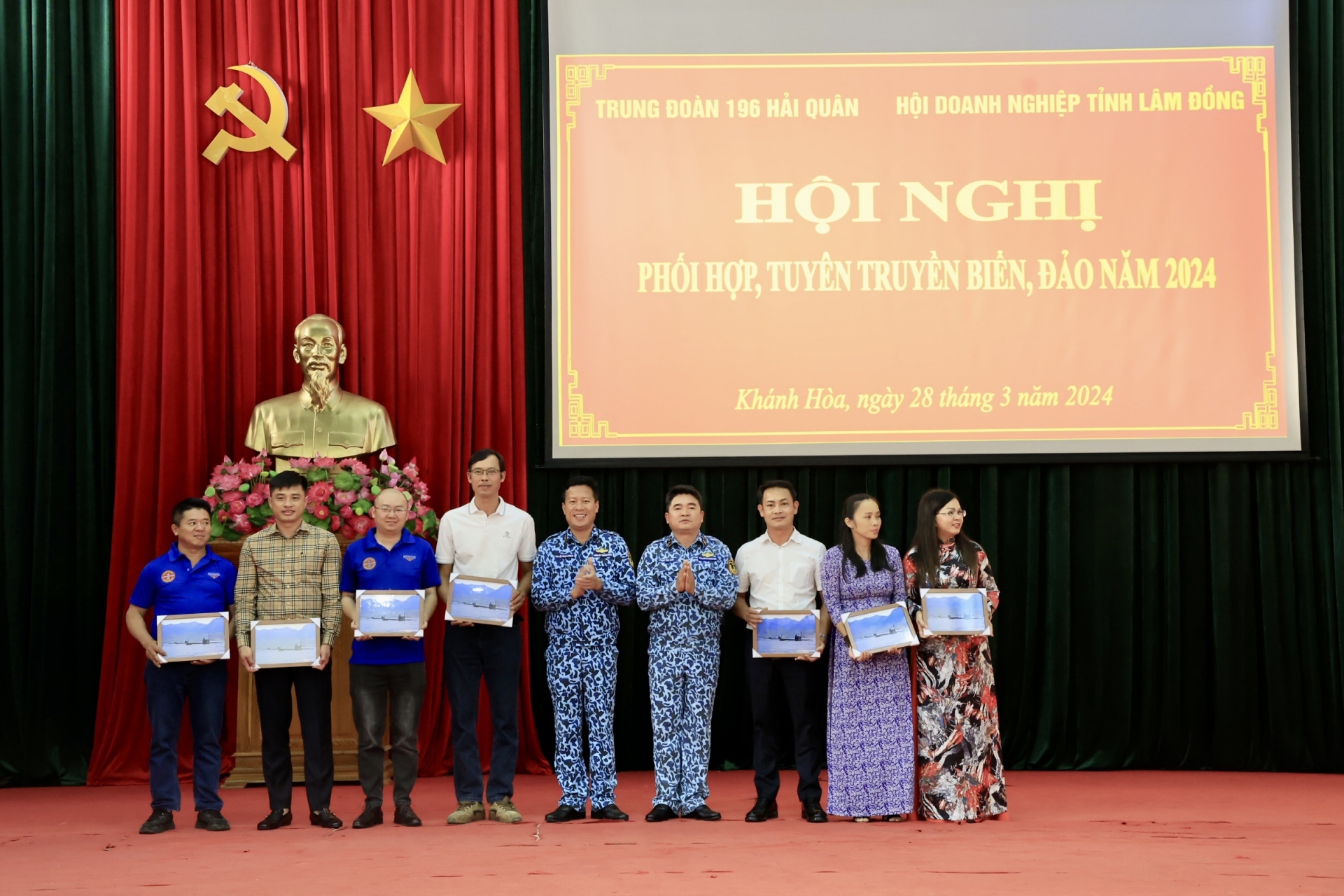  Đoàn công tác tỉnh Lâm Đồng nhận quà tặng từ lãnh đạo Trung đoàn tàu ngầm 196 Hải quân