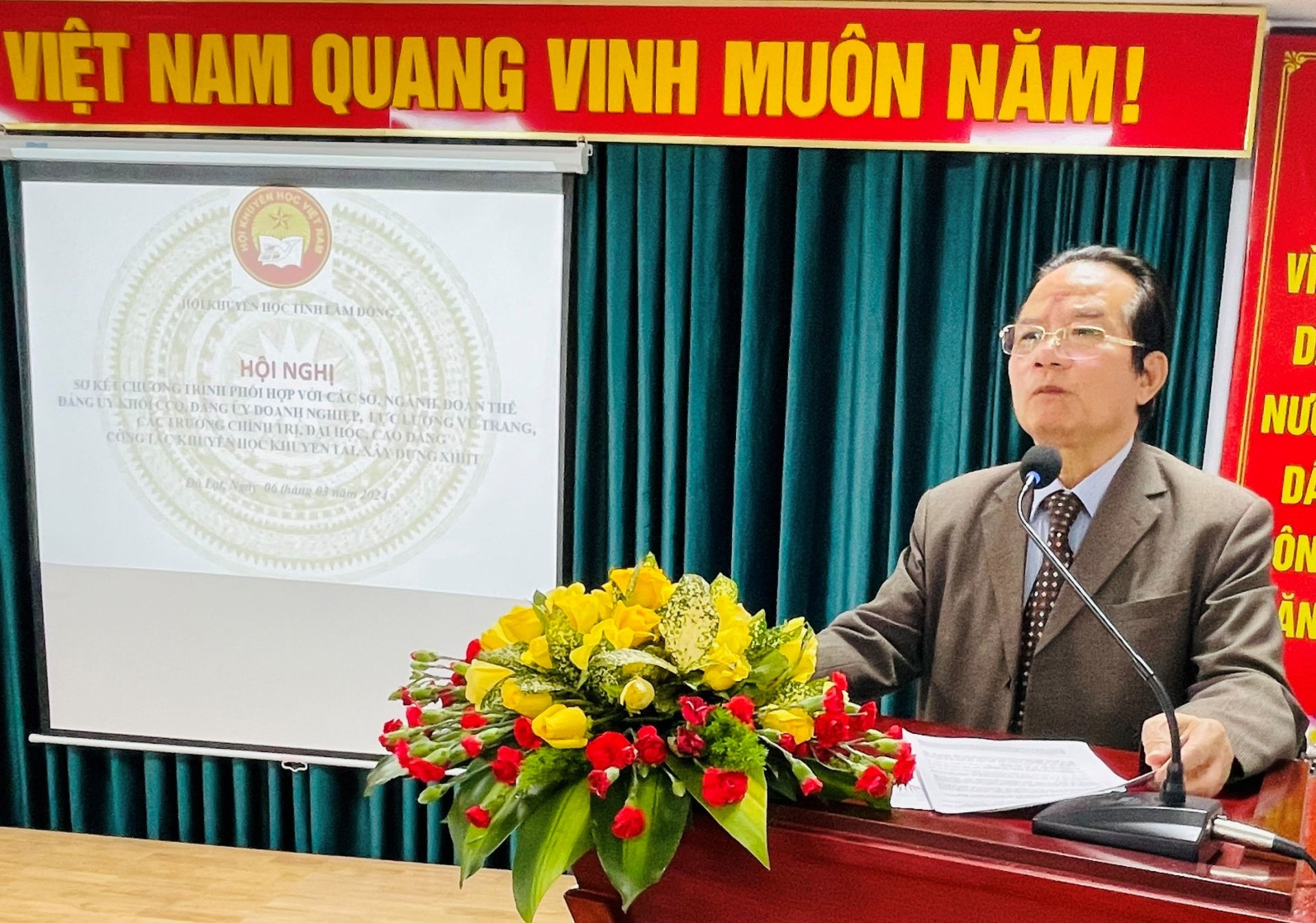 Nhà giáo ưu tú Nguyễn Xuân Ngọc - Chủ tịch Hội Khuyến học tỉnh phát biểu tại hội nghị