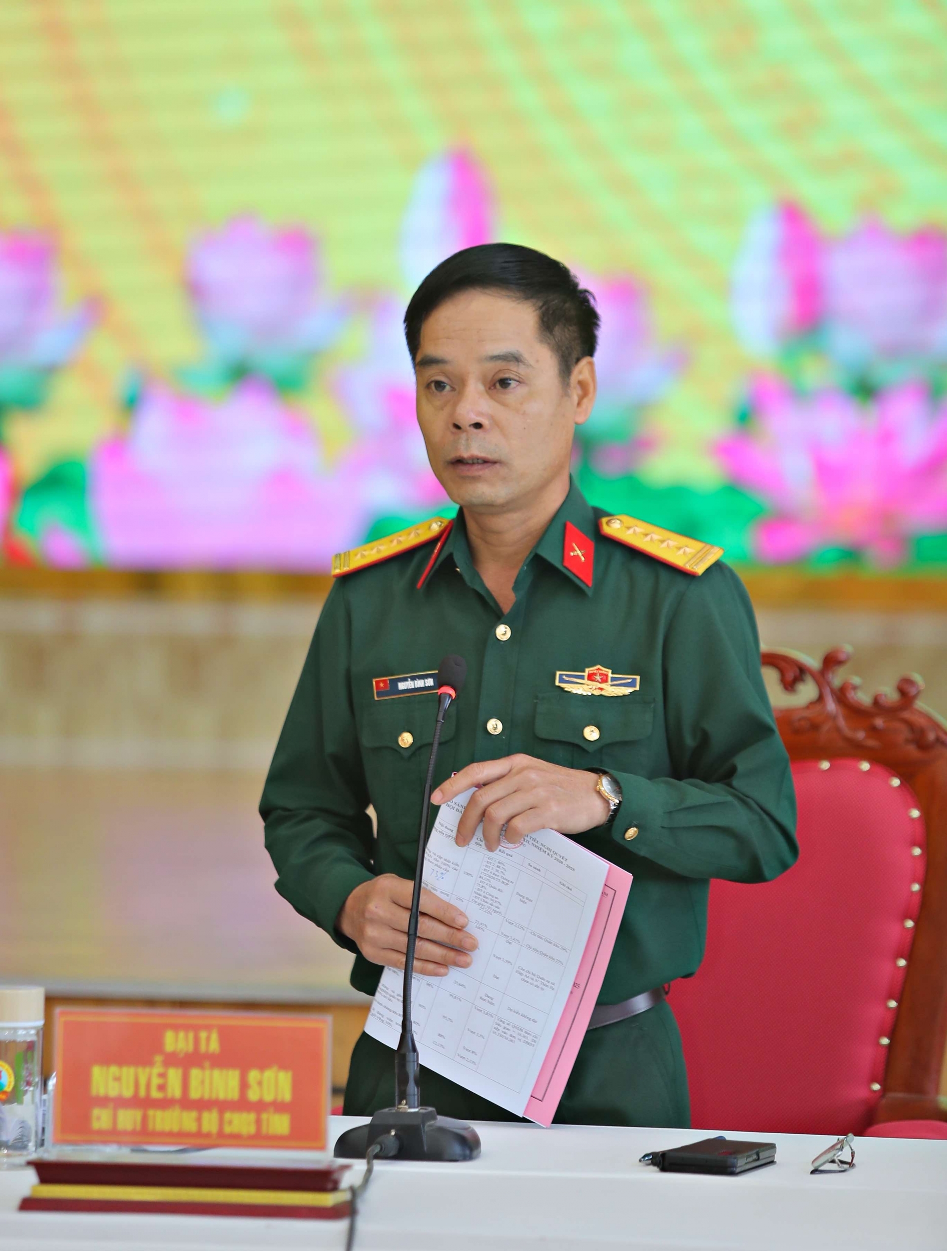 Đại tá Nguyễn Bình Sơn, Uỷ viên BTV Tỉnh uỷ, Chỉ huy trưởng Bộ CHQS tỉnh báo cáo một số nội dung tại buổi làm việc