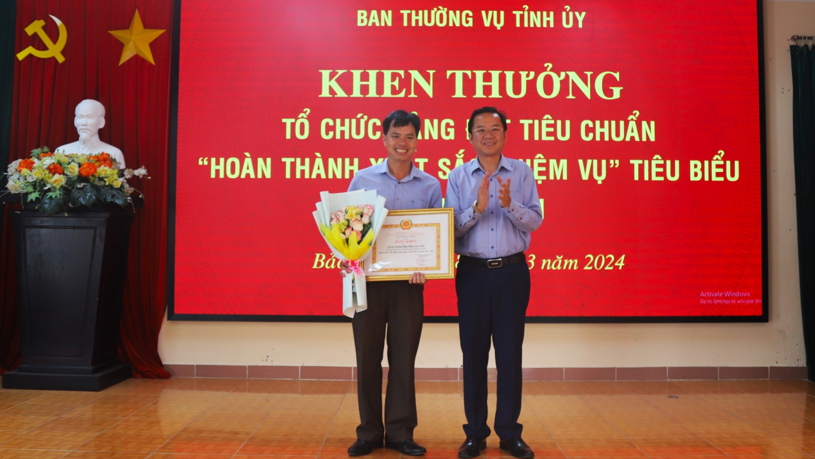 Bí thư Thành ủy Bảo Lộc trao bằng của Ban Thường vụ Tỉnh ủy Lâm Đồng cho Chi bộ trường THCS Phan Chu Trinh có thành tích hoàn thành xuất sắc nhiệm vụ 5 năm liền