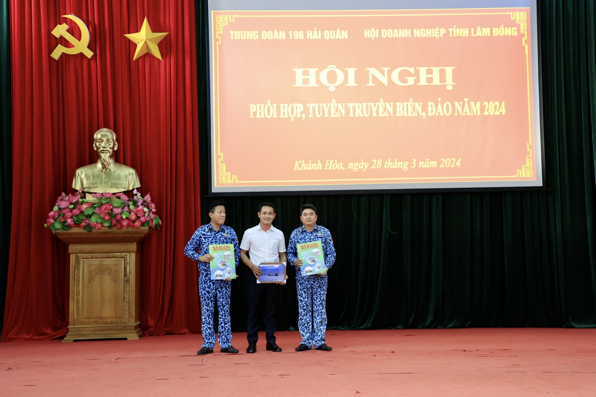 Ông Lê Minh Tuấn tặng Báo Sài Gòn Giải Phóng Xuân Quý Mão 