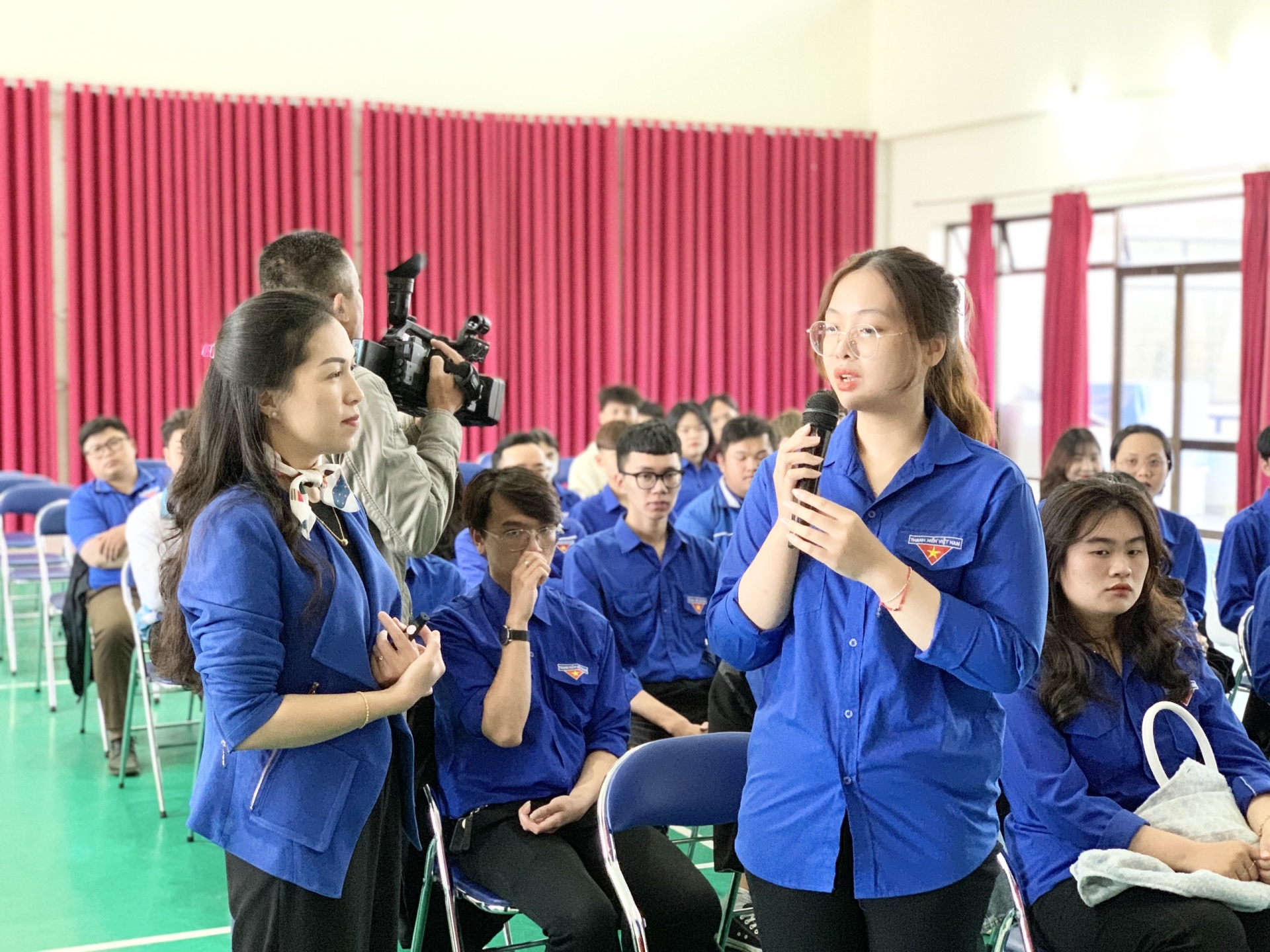 Chị Trần Diệp Mỹ Dung - Phó Bí thư Tỉnh Đoàn, Trưởng Ban tổ chức lớp tập giới thiệu về các kỹ năng của điều phối viên