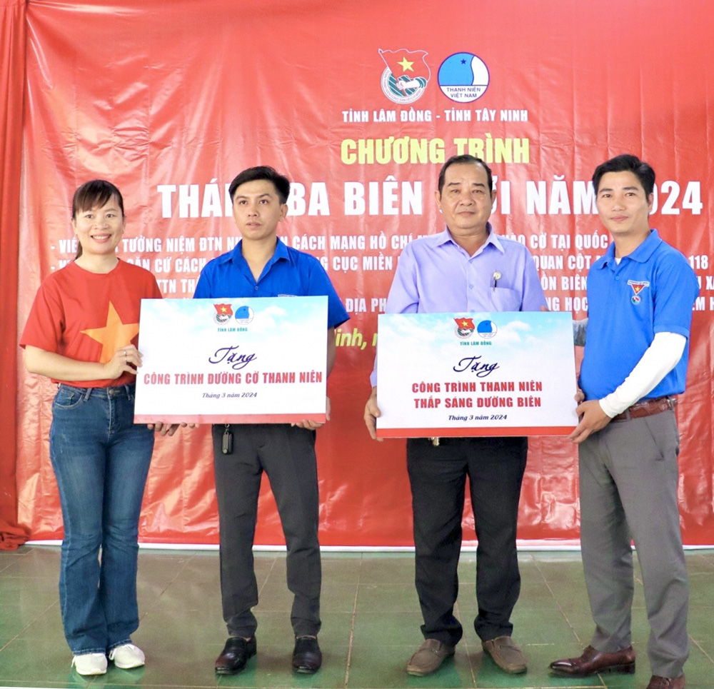 Đoàn Lâm Đồng trao tặng công trình Đường cờ Thanh niên và Thắp sáng đường biên cho tỉnh Tây Ninh
