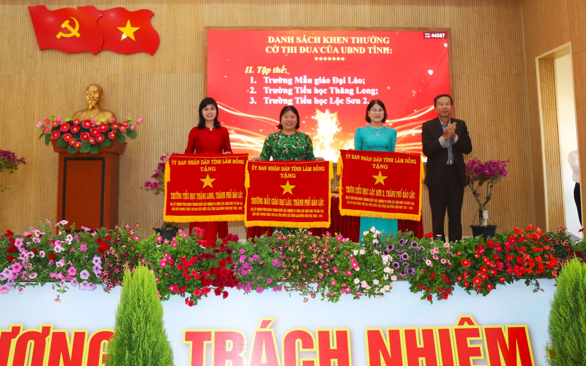 Các tập thể nhận Cờ thi đua của UBND tỉnh Lâm Đồng