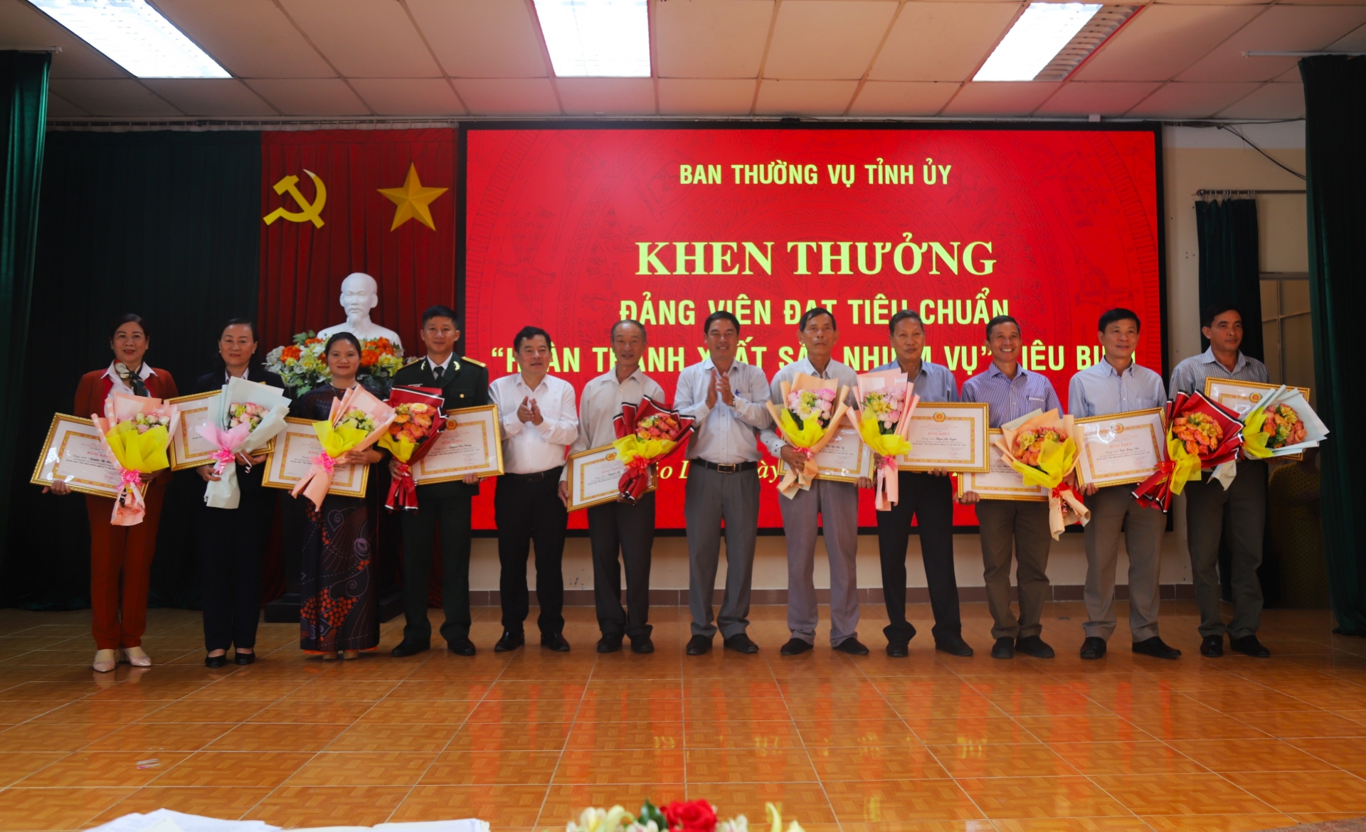 Các đảng viên có tình tích hoàn thành xuất sắc nhiệm vụ 5 năm liền nhận bằng khen của Ban Thường vụ Tỉnh ủy Lâm Đồng