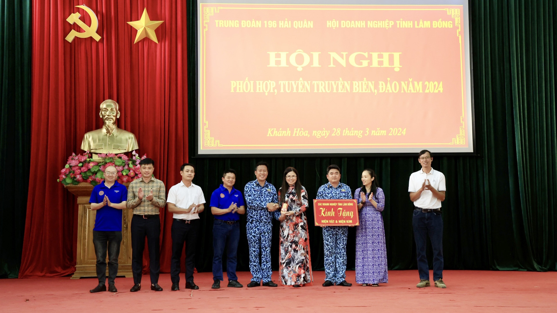 Đoàn công tác tỉnh tỉnh Lâm Đồng trao quà đến các chiến sĩ của Trung đoàn 196 (với tổng giá trị hiện vật và hiện kim là trên 100 triệu đồng)