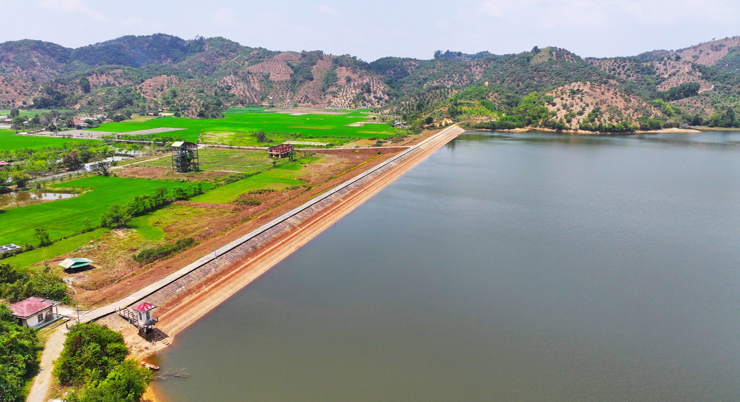 Hầu hết các hồ chứa phục vụ sản xuất lúa trên địa bàn huyện Đạ Tẻh đang có nguồn nước dồi dào phục vụ sản xuất của người dân