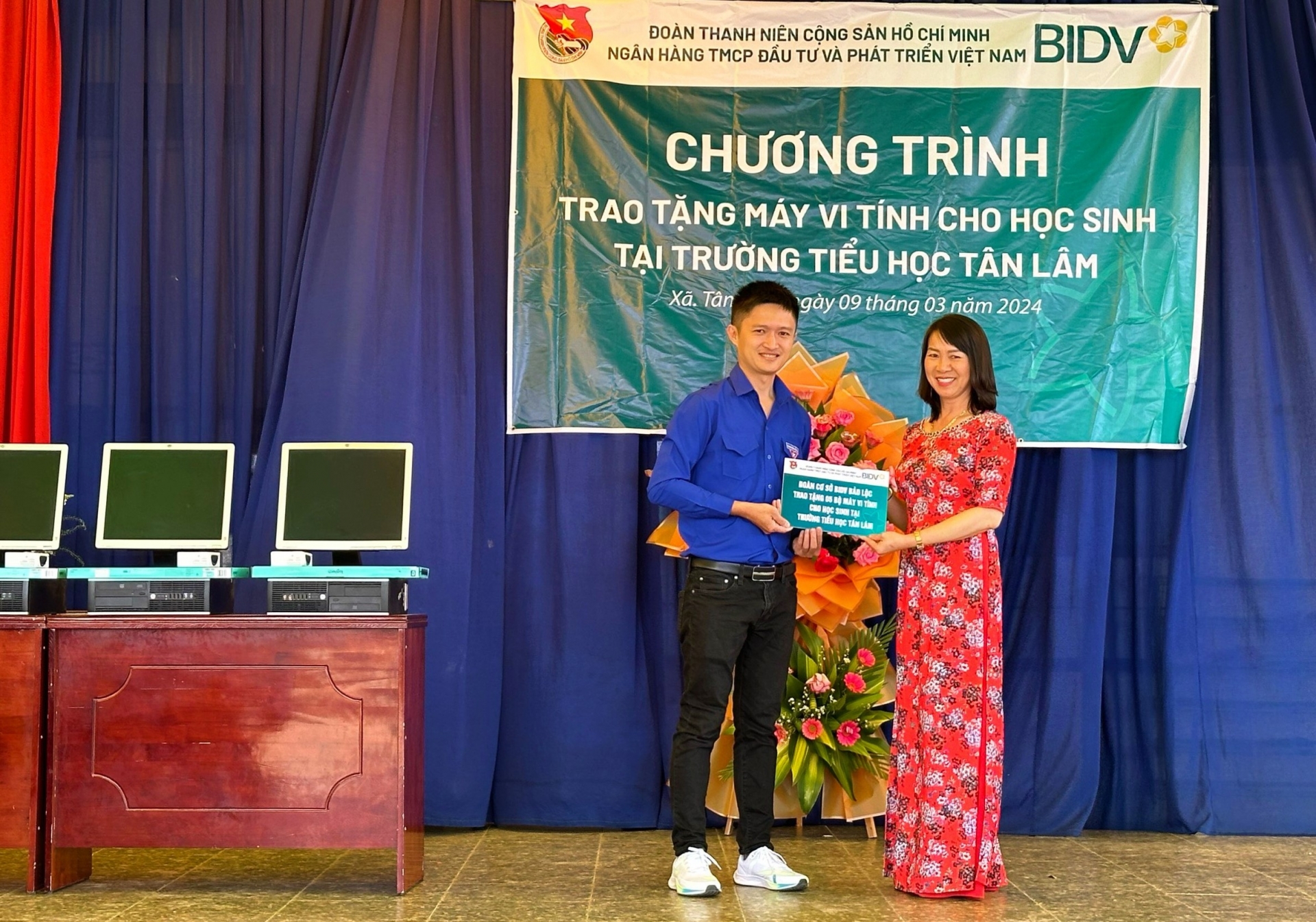 Đoàn thanh niên BIDV Bảo Lộc trao tặng máy tính cho học sinh trường Tiểu học Tân Lâm (Di Linh)