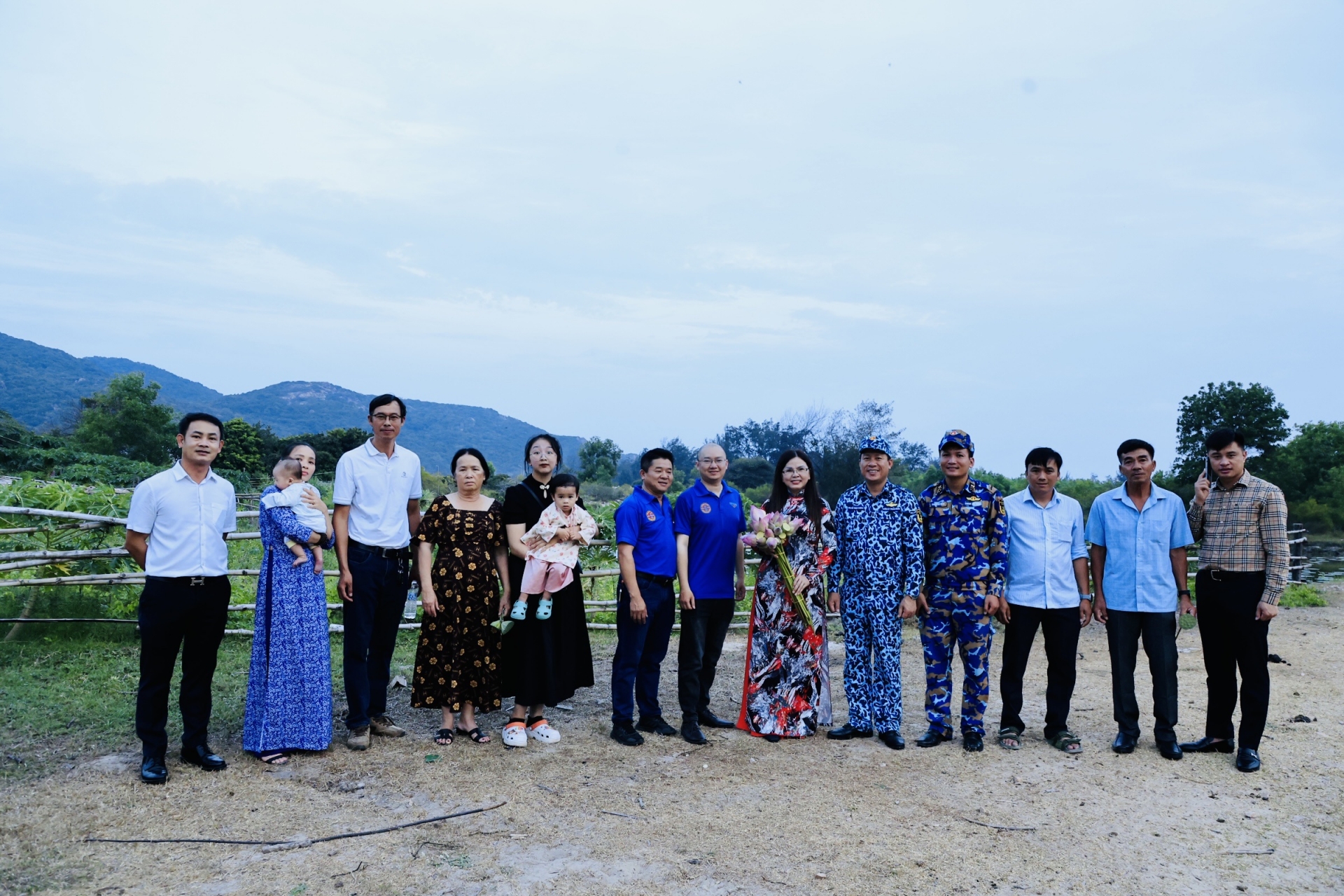 Đoàn công tác của tỉnh Lâm Đồng thăm  vườn, ao, khu vực chăn nuôi của Trung đoàn 196