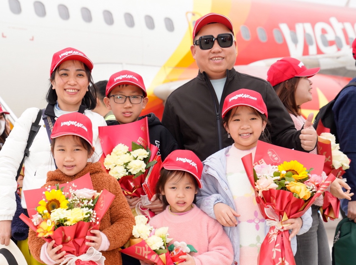 Phó Tổng giám đốc Vietjet Nguyễn Đức Thịnh tặng hoa hành khách tại Điện Biên