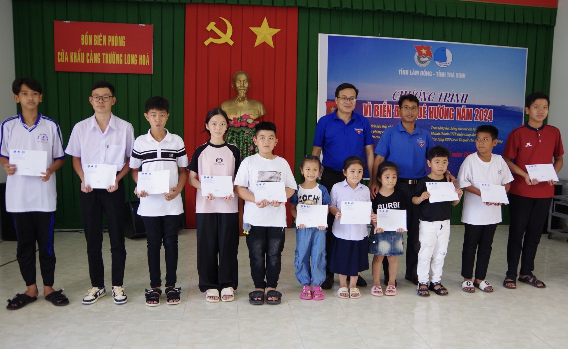 Đoàn Lâm Đồng trao tặng học bổng cho các em học sinh khó khăn thị xã Duyên Hải, tỉnh Trà Vinh
