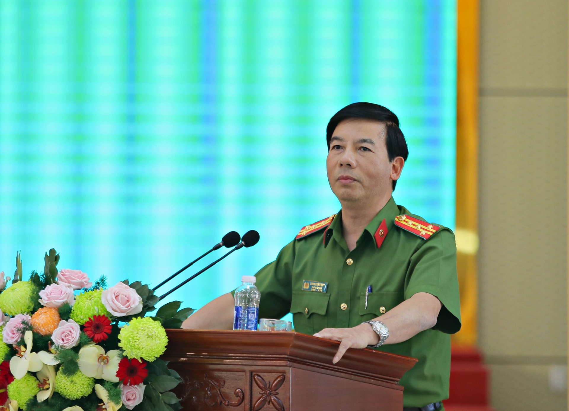 Đại tá Đinh Xuân Huy, Phó Giám đốc Công an tỉnh Lâm Đồng báo cáo thêm về tình hình an ninh trật tự tại địa phương thời gian qua