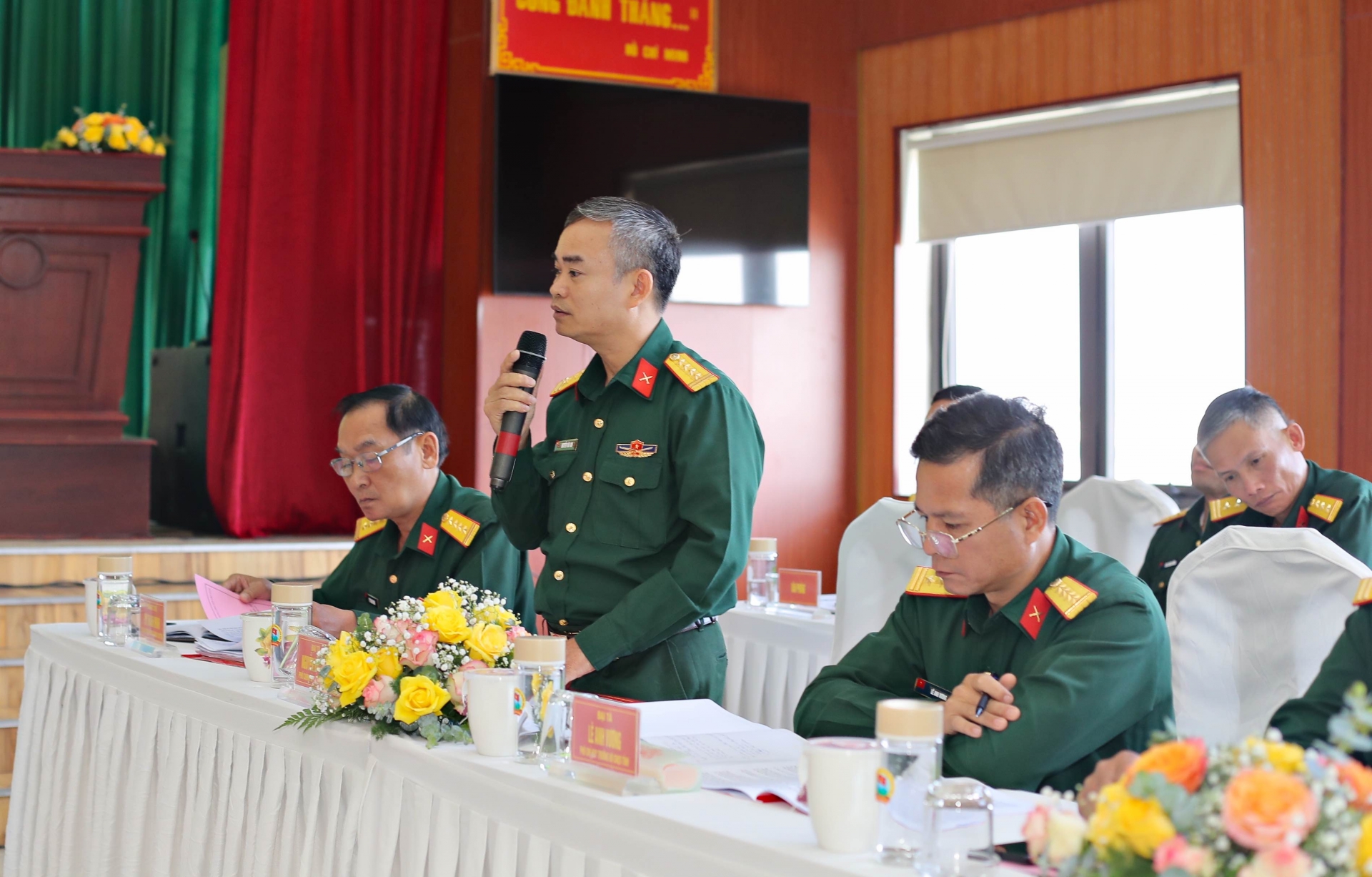 Đại tá Nguyễn Văn Sơn, Phó Chính uỷ, Bộ CHQS tỉnh báo cáo về công tác Đảng, công tác chính trị trong Bộ CHQS tỉnh