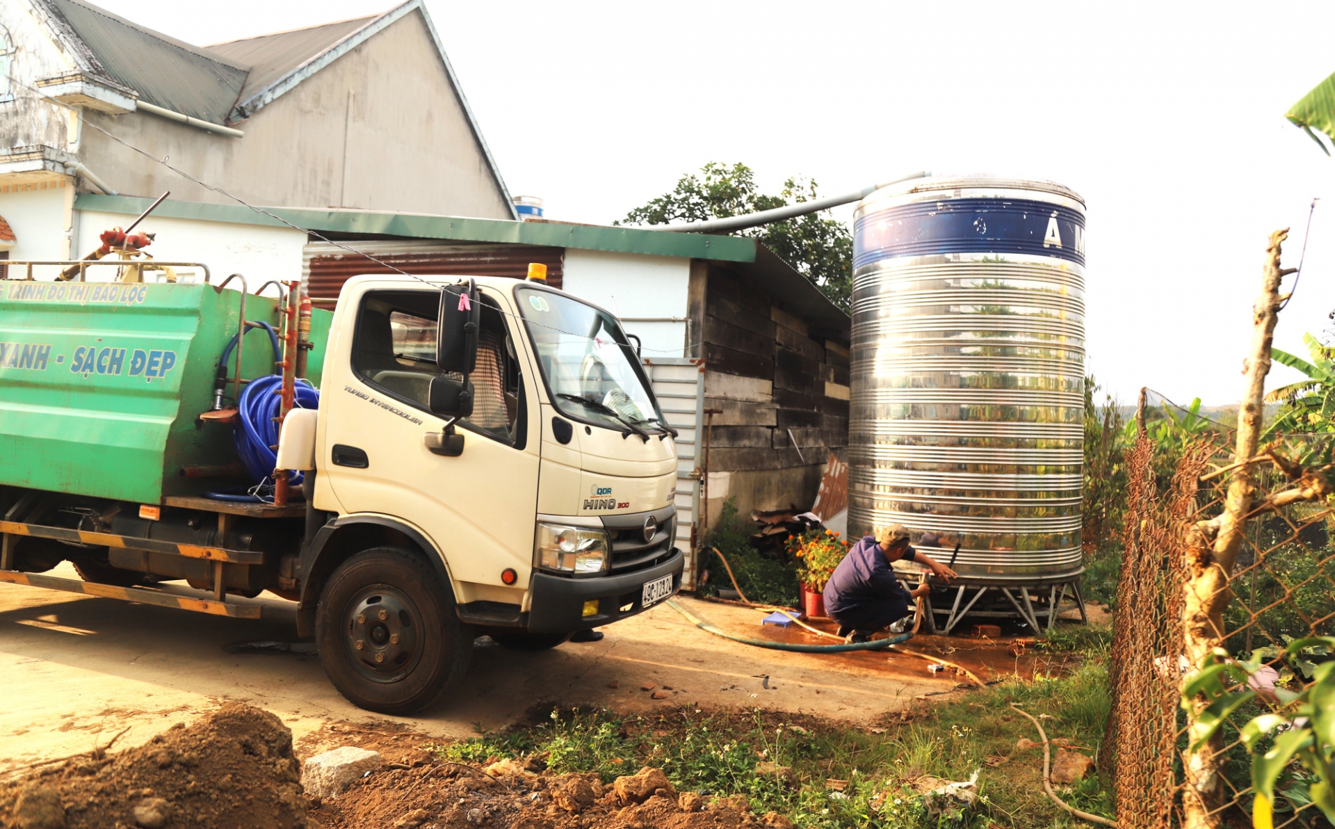 Gần nửa tháng qua, xe bồn liên tục cấp nước sinh hoạt cho người dân xã Đại Lào (TP Bảo Lộc) 