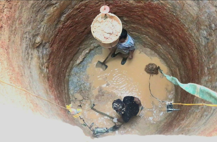 Người dân xã Lộc Bắc vét giếng tìm nước sinh hoạt giữa cao điểm mùa khô