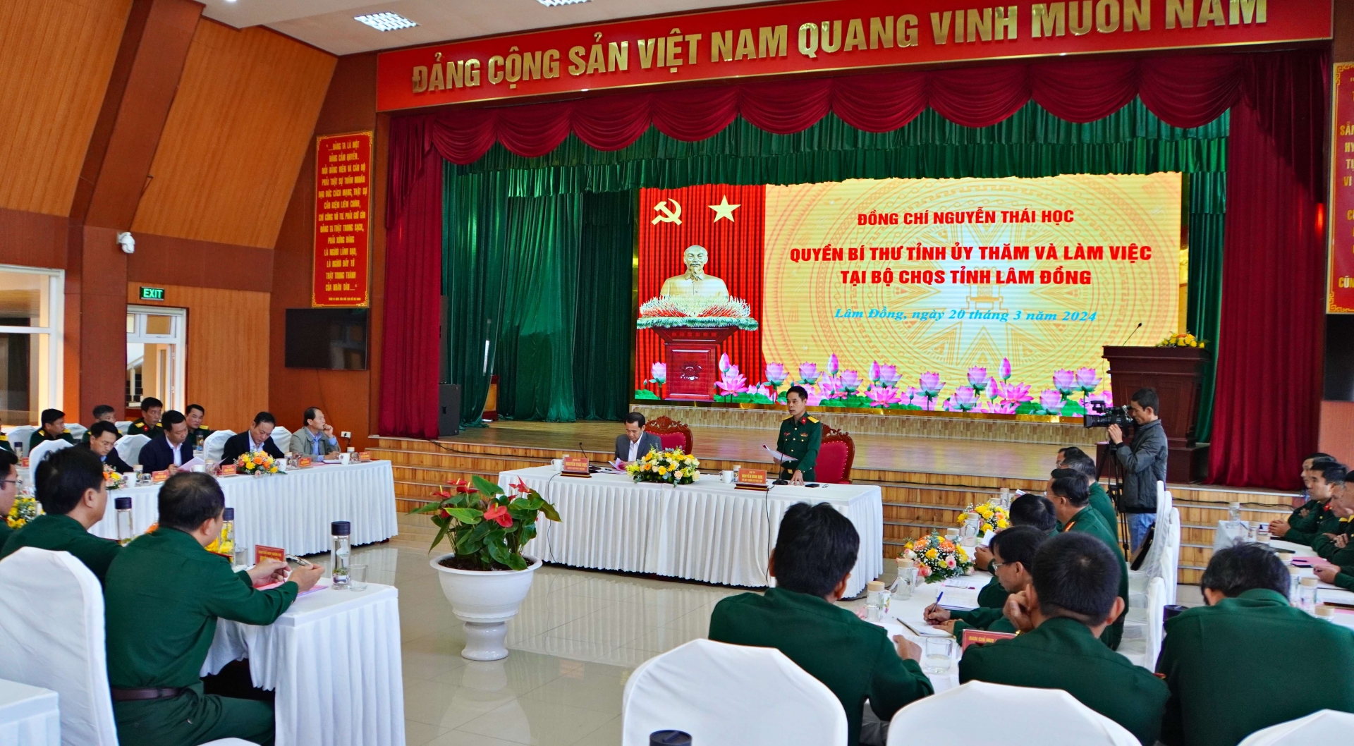 Quang cảnh buổi làm việc của đồng chí Nguyễn Thái Học - Quyền Bí thư Tỉnh uỷ Lâm Đồng với Bộ CHQS tỉnh