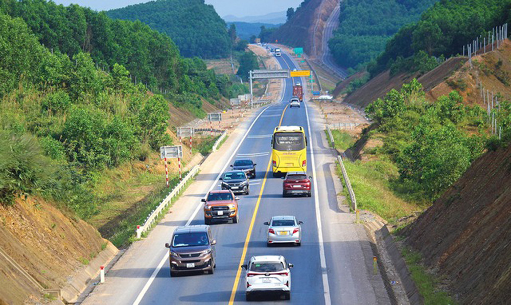 Tuyến cao tốc Cam Lộ - La Sơn được đầu tư phân kỳ 2 làn xe, dài 98km