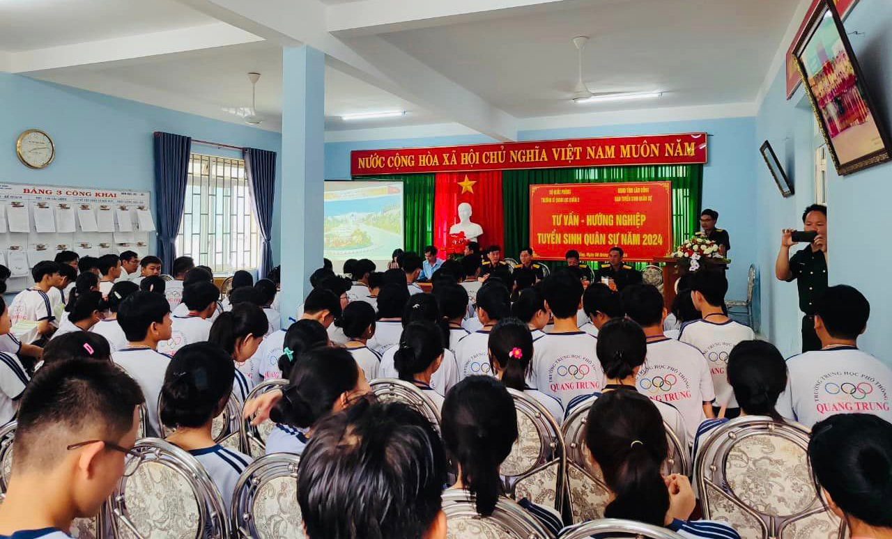 Trường Sĩ quan Lục quân 2 tư vấn tuyển sinh cho học sinh tại Cát Tiên