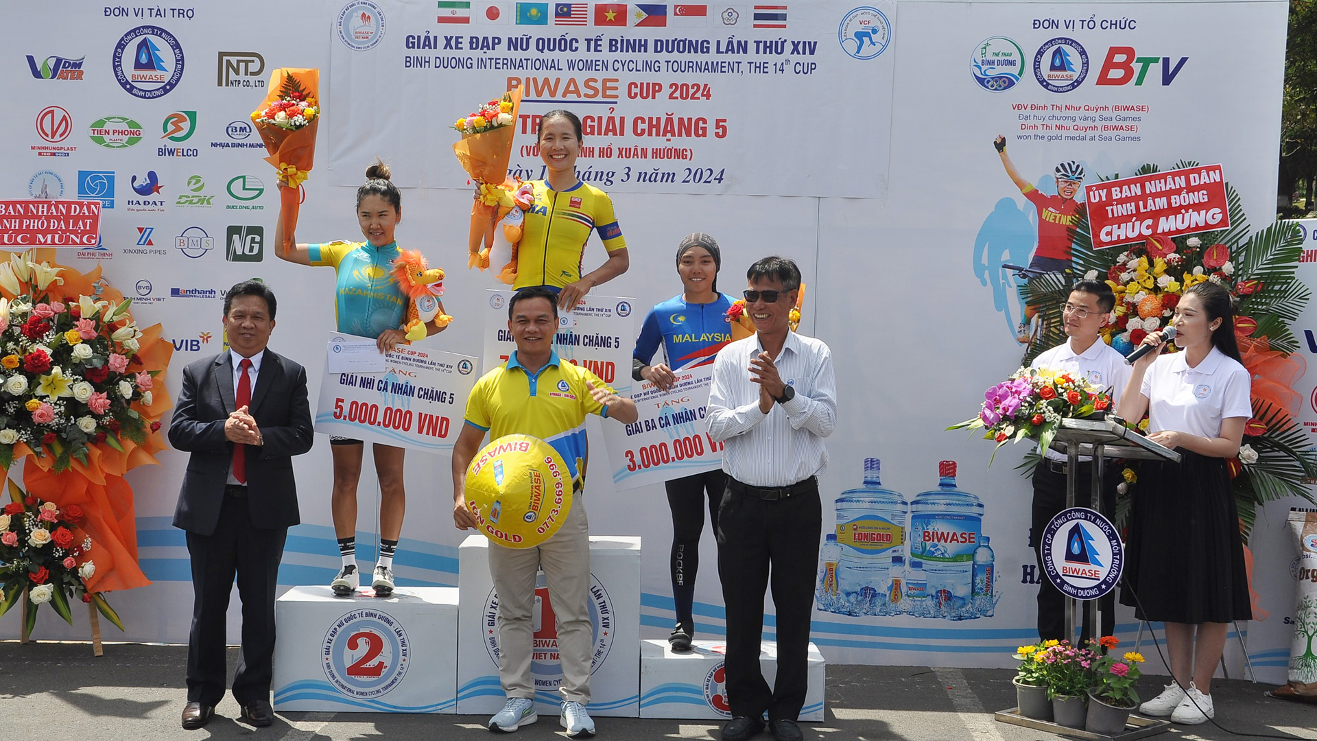 Tay đua Chaniport Batriya đội Thái Lan về đầu Chặng 5 quanh hồ Xuân Hương - Giải đua xe đạp nữ quốc tế Bình Dương 2024