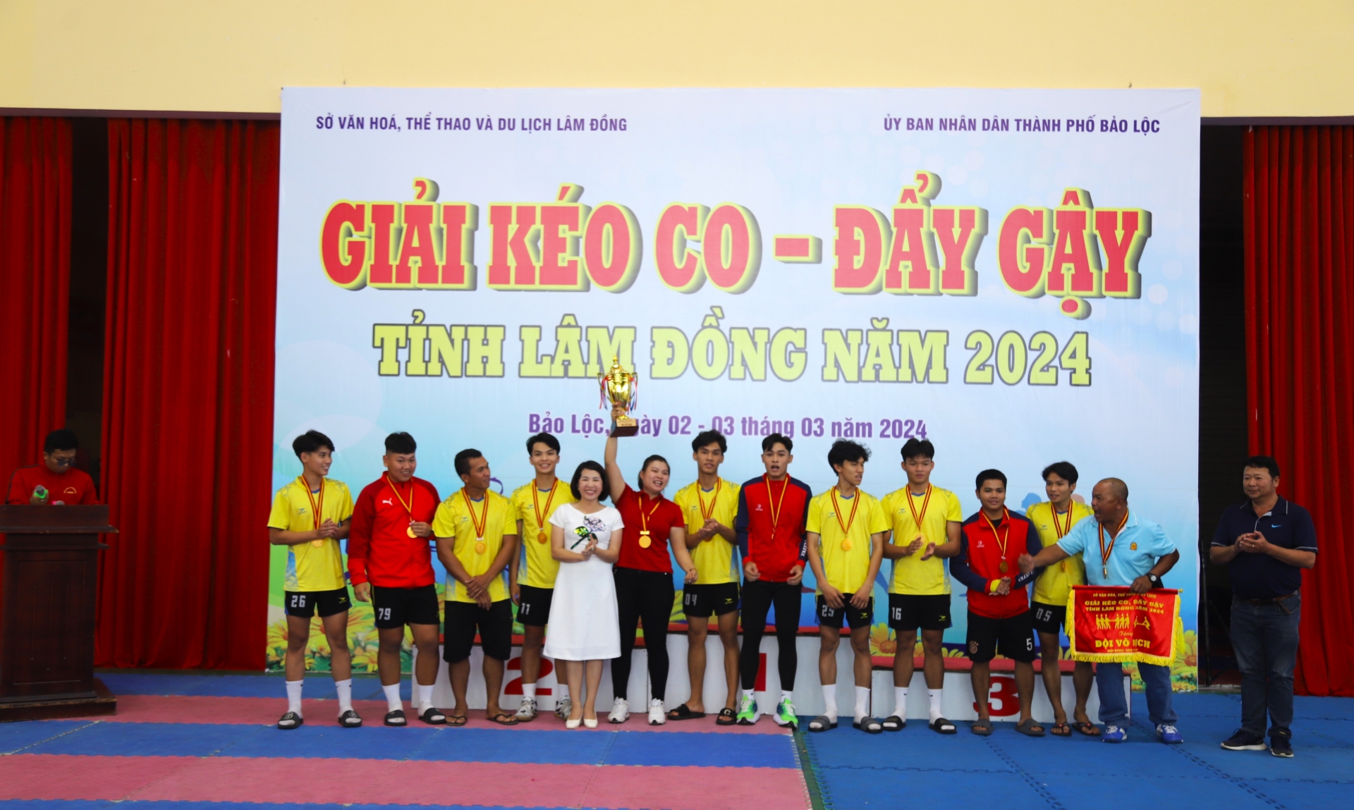 Đội kéo co nam huyện Đạ Huoai xuất sắc dành chức vô địch giải đấu
