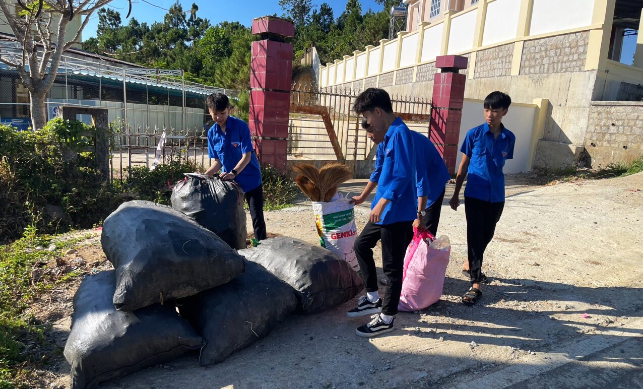 Đoàn viên, thanh niên TP Bảo Lộc tham gia thu gom rác trong Ngày Chủ nhật xanh